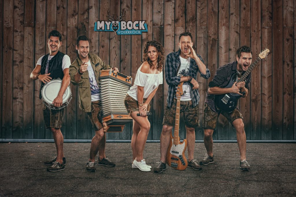 MYBOCK Bandfoto mit Logo Oktoberfestband Zeltfestband Stimmungsband